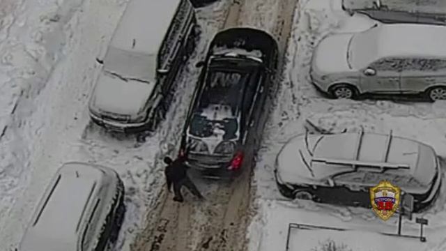 Уроженец Чечни, обстрелявший в Москве буксующую во дворе дорогостоящую иномарку, заключён под стражу смотреть онлайн