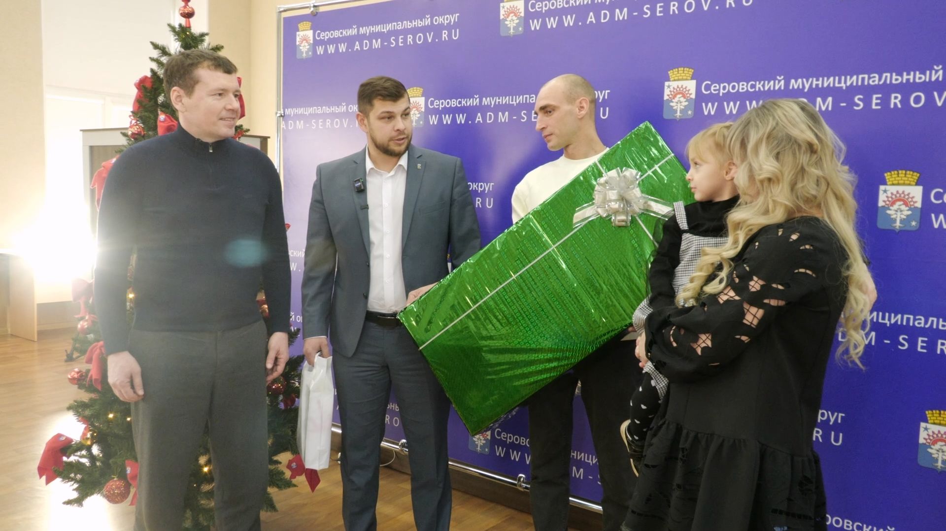 В Серове 4-летняя София получила велосипед в рамках акции «Ёлки желаний» смотреть онлайн