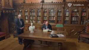 Король Малайзии оставил запись в книге почётных гостей Эрмитажа, Санкт-Петербург, 26 января 2026 г.