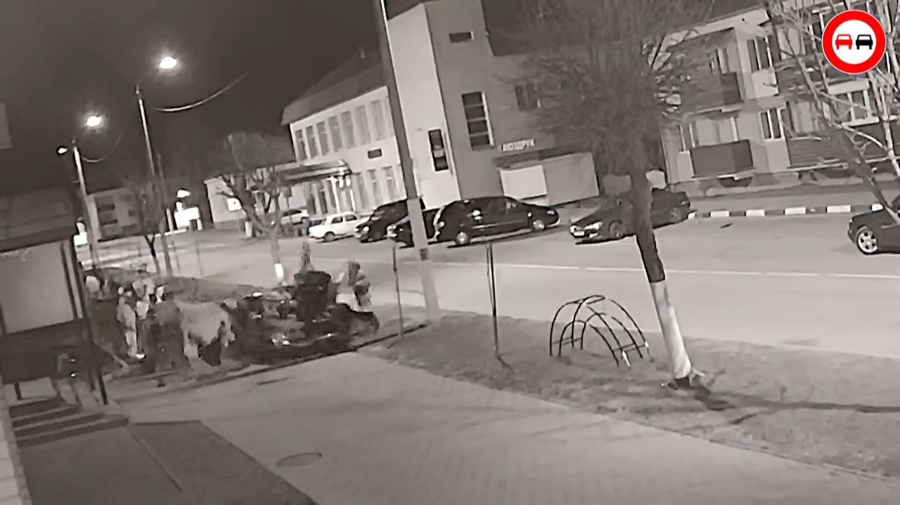 Пьяный водитель наехал на толпу людей на тротуаре за что понёс суровое наказание. смотреть онлайн