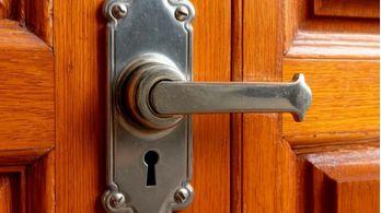 Замена накладного замка на нестандартной двери. смотреть онлайн