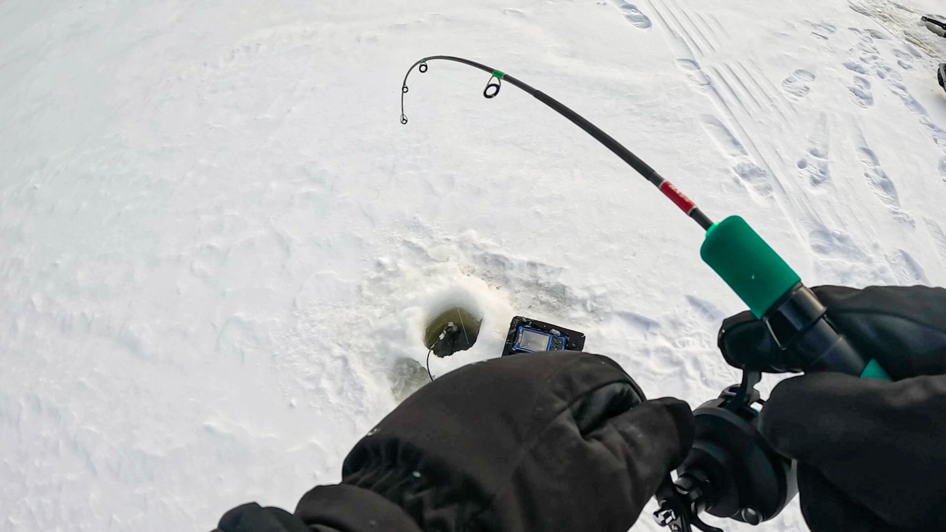 ОХ ЗРЯ МЫ НЕ ВЕРИЛ В ЭТУ ПРИМАНКУ по СУДАКУ. Рыбалка на силикон со льда зимой в 2026 смотреть онлайн