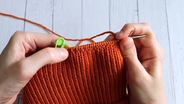 СТИЛЬНАЯ шапка спицами. Подробный мастер-класс по вязанию смотреть онлайн