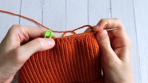 СТИЛЬНАЯ шапка спицами. Подробный мастер-класс по вязанию