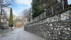 Ялта. Спуск по Красноармейской улице вниз, до перекрестка с ул.Гоголя. 06.01.26.Крым. Crimea. Yalta.