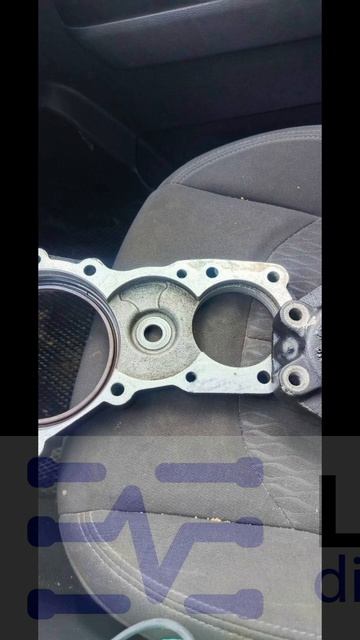 IVECO 4-осная. Задняя крышка для вспомогательного насоса ГУР второй оси. Разбило шестерню. смотреть онлайн