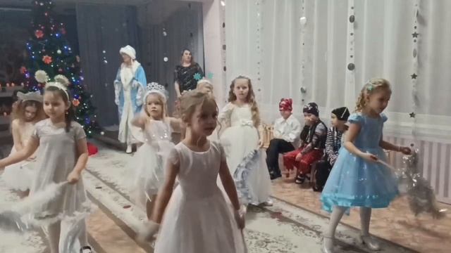 Красивый Танец Снежинок. Старшая группа. смотреть онлайн