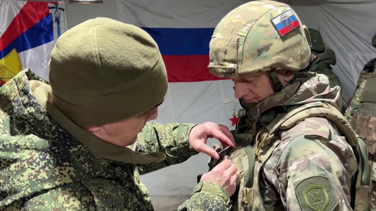 Добровольцев отряда "БАРС" наградили в Херсонской области. смотреть онлайн