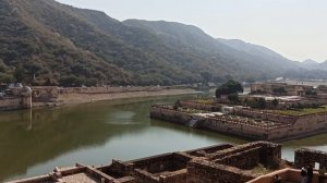 Озеро и сады со стен Амбер форта!