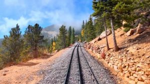 Подъём на вершину зубчатой железной дороги Пайкс-Пик! (4336 м) США вид из поезда