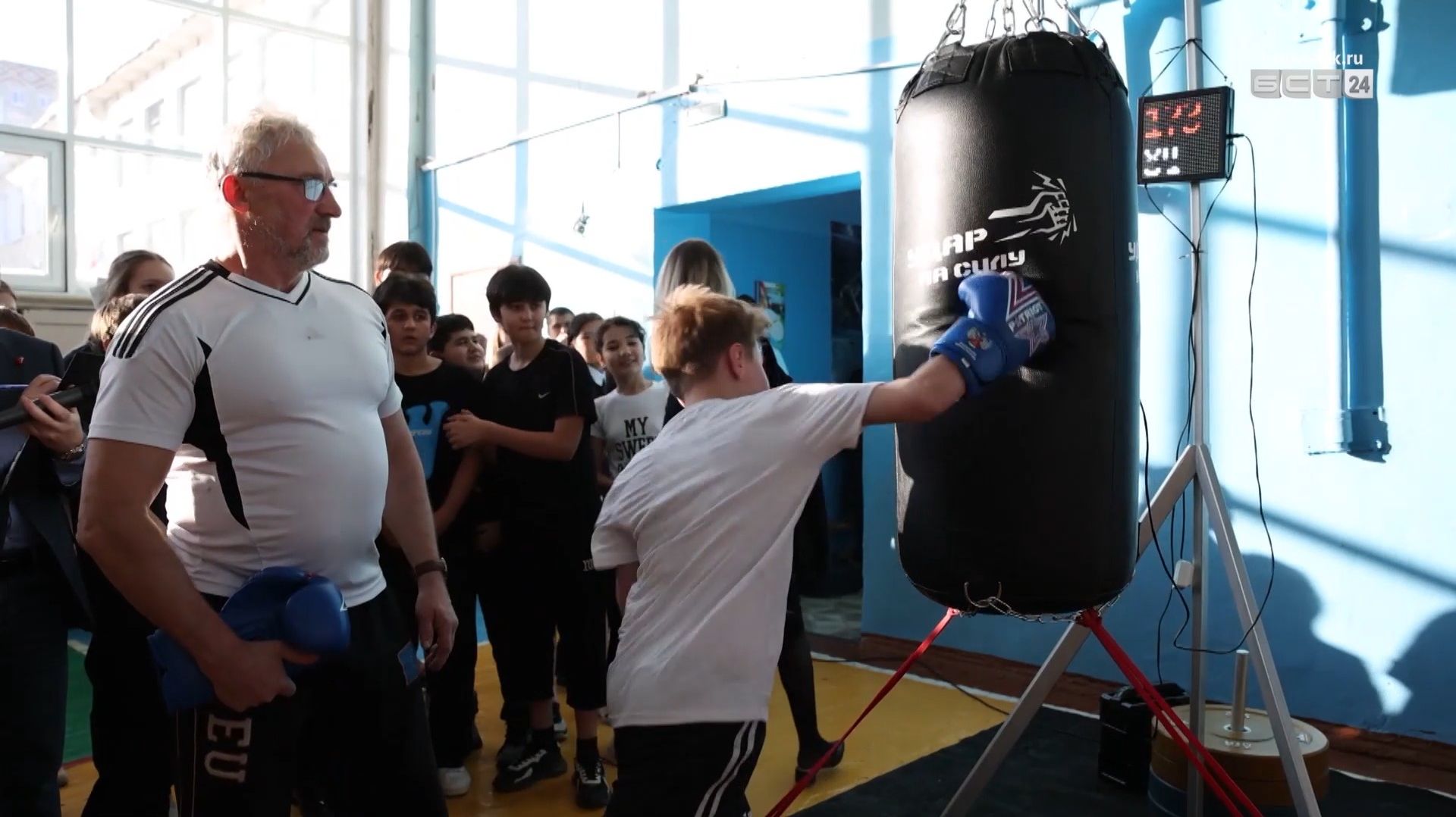 Кто в школе самый сильный? В Братске это выясняют на электронной груше, а не в драке смотреть онлайн