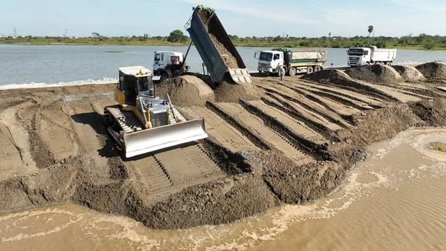 Отличная работа!! Грузовик с песком и бульдозер умело расчищают озеро. смотреть онлайн