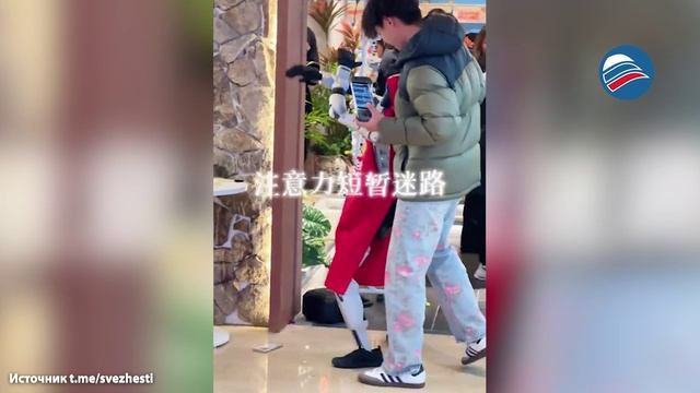 Робот Unitree G1 «сошёл с ума» в китайском ТЦ и стал популярным в сети смотреть онлайн