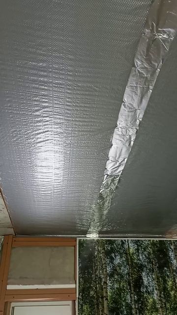 Показываю, как прикрыл потолок, перед монтажлм натяжного