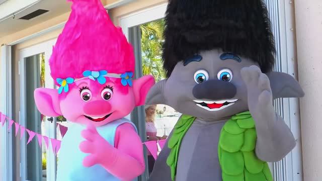 День рождения Насти! 4 года и Зоопарк в подарок и Тролли смотреть онлайн