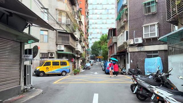 Тайбэй прогулка по старым улицам и ночному рынку Тайваня 🌃 смотреть онлайн
