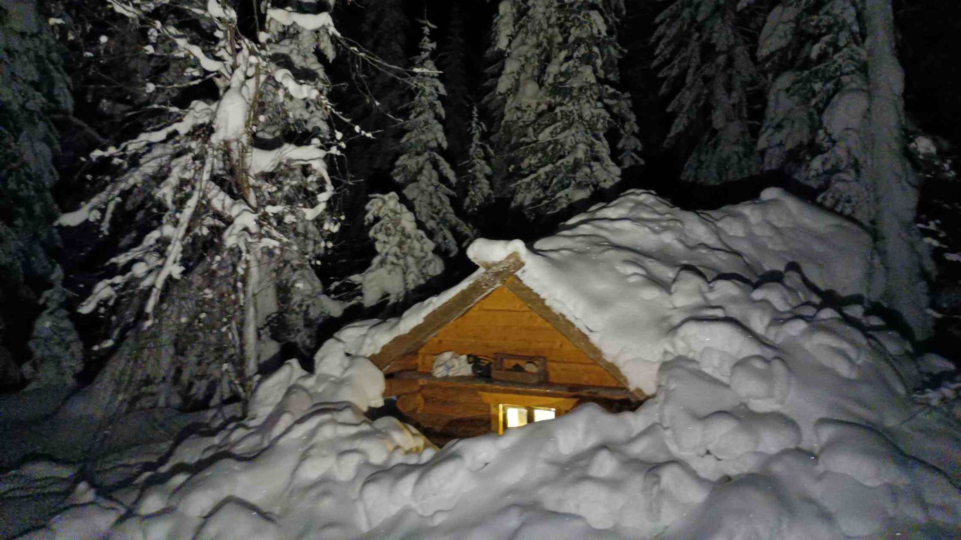 ЗАВАЛИВАЕТ СНЕГОМ! ЖИВУ ОДИН В ИЗБЕ. БЫТ И ПОВСЕДНЫЕ ТРУДОВЫЕ ХЛОПОТЫ. смотреть онлайн
