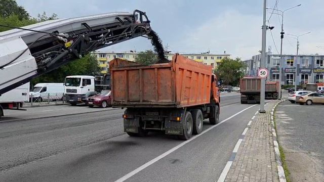 Дорожная фреза работает в городе смотреть онлайн