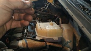 Замер вылета натяжителя ,для определения растяжения цепи