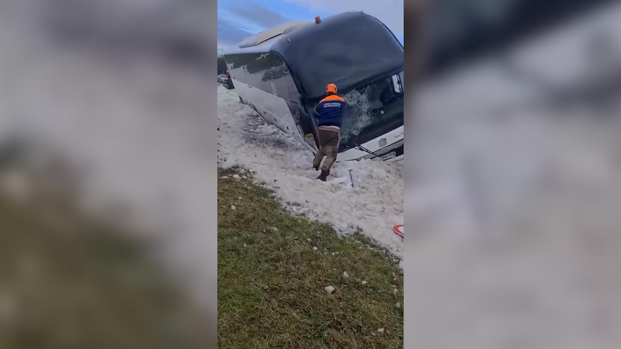 В Новороссийске 23 человека оказались заблокированы в съехавшем в кювет автобусе. смотреть онлайн