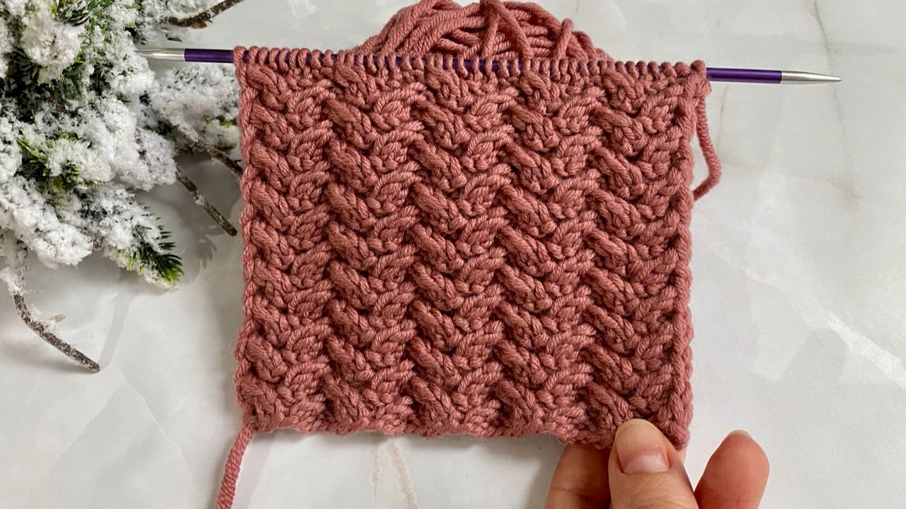 Еловые веточки спицами. Шикарный узор для свитера! смотреть онлайн