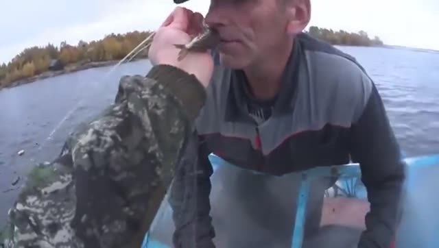 ГОСТЬ С ДЕРЕВНИ ОБАЛДЕЛ! НАВАЛИЛО МОРСКОЙ РЫБЫ НЕ ПОДНЯТЬ СЕТИ. смотреть онлайн