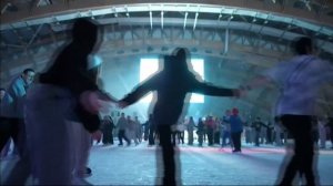 На льду, который не только красивый, но и безопасный, накануне собрались более трех тысяч студентов.