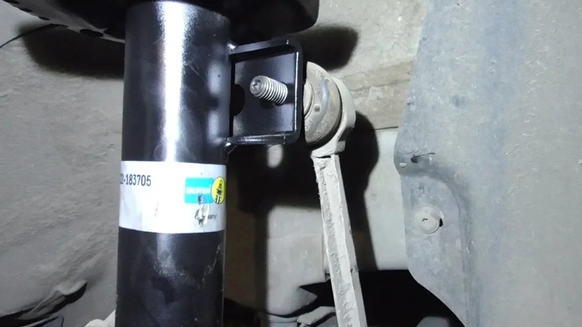 Замена передней стойки Skoda Rapid смотреть онлайн