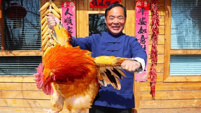 Огромного агрессивного петуха превратили в курицу в горячем виде! Поделитесь с семьей! смотреть онлайн