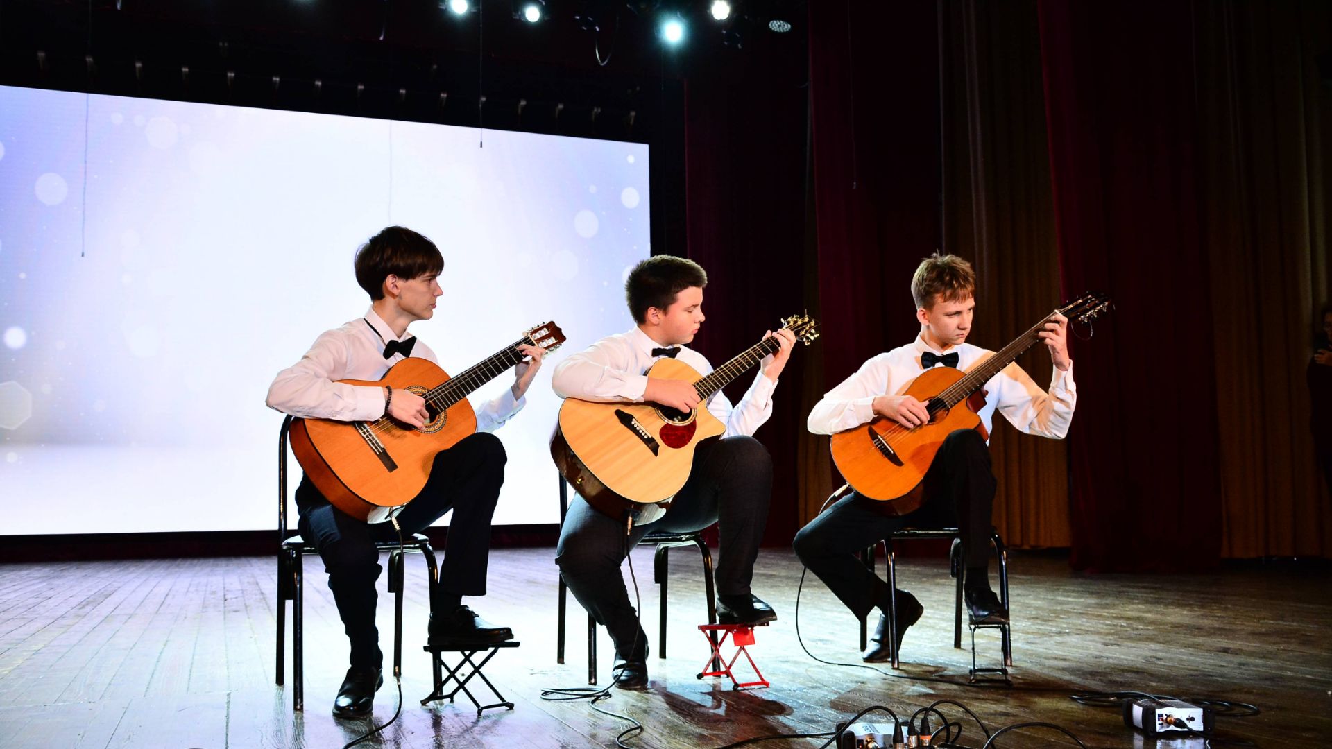 «Ветер перемен», ансамбль «Гитары струны звонкие»