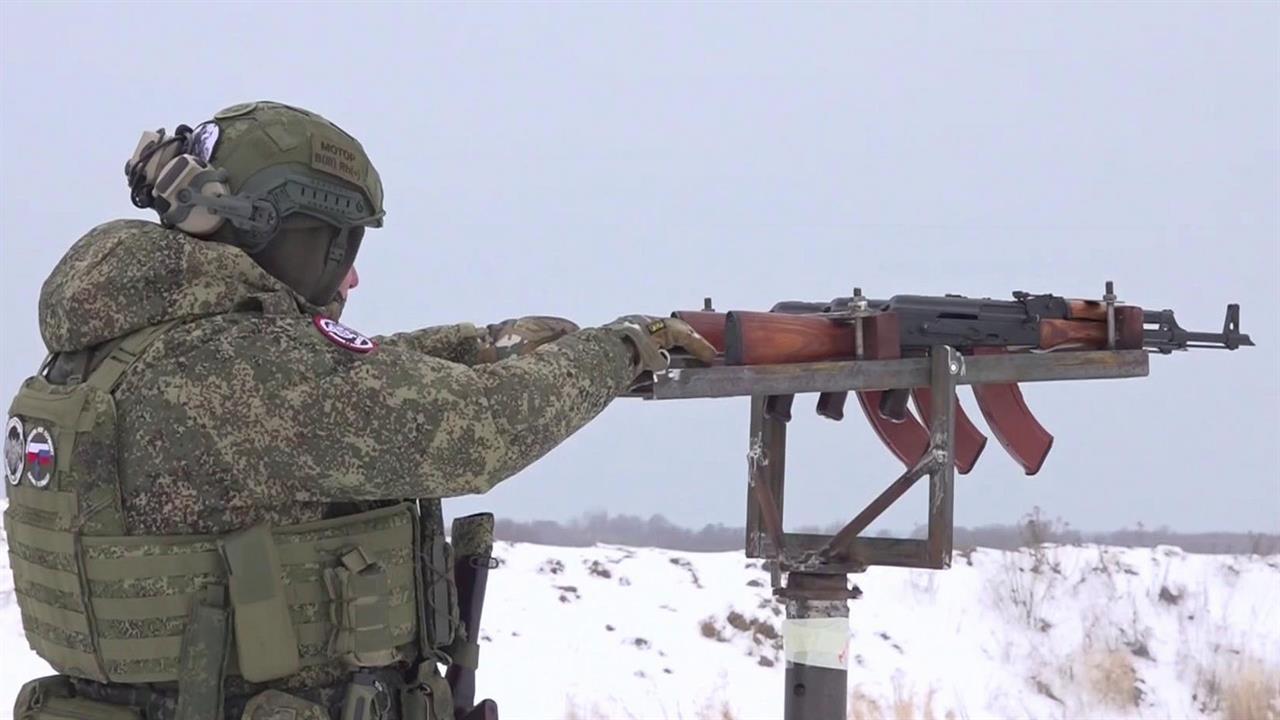 Добровольцы-резервисты под руководством опытных инструкторов проходят тщательную подготовку. смотреть онлайн