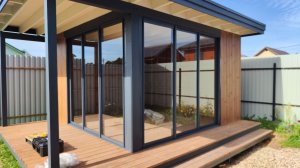 Максимум открытого пространства: Трехполозное остекление беседки в сером цвете