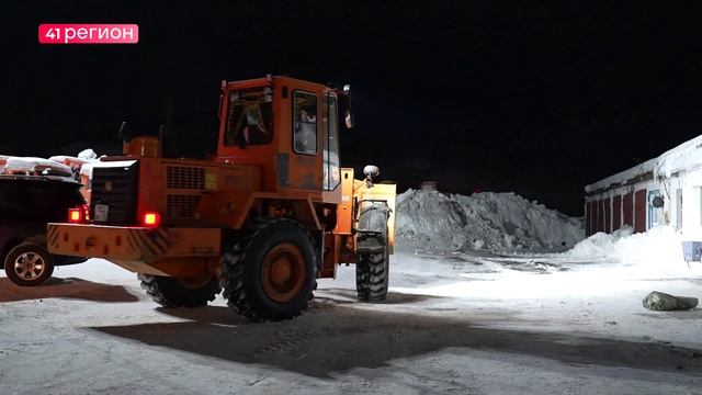 ТЕХНИКУ ДЛЯ ЛИКВИДАЦИИ ПОСЛЕДСТВИЙ ЦИКЛОНА НА КАМЧАТКЕ ПРОДОЛЖАЮТ НАПРАВЛЯТЬ РЕГИОНЫ РОССИИ смотреть онлайн