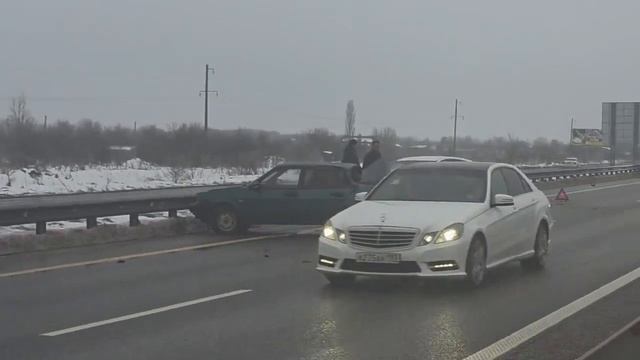 Около 20 машин столкнулись на обледеневшей трассе под Горячим Ключом смотреть онлайн
