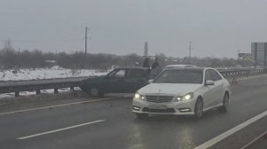 Около 20 машин столкнулись на обледеневшей трассе под Горячим Ключом