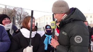 Ярославцы сыграли в центре города в хоккей в валенках