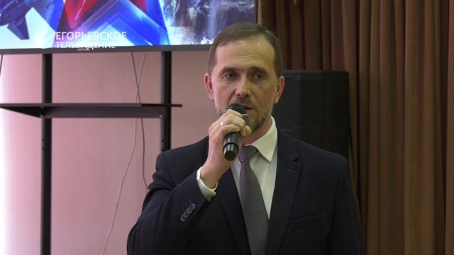 В первой школе торжественно открыли Парту Героя, посвящённую бойцу СВО Евгению Гусятникову смотреть онлайн