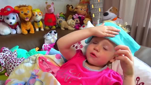 Настя смотрит мультики и показывает свои игрушки смотреть онлайн