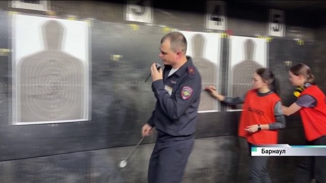Более 200 полицейских со всей страны соревнуются в стрельбе в Барнауле смотреть онлайн
