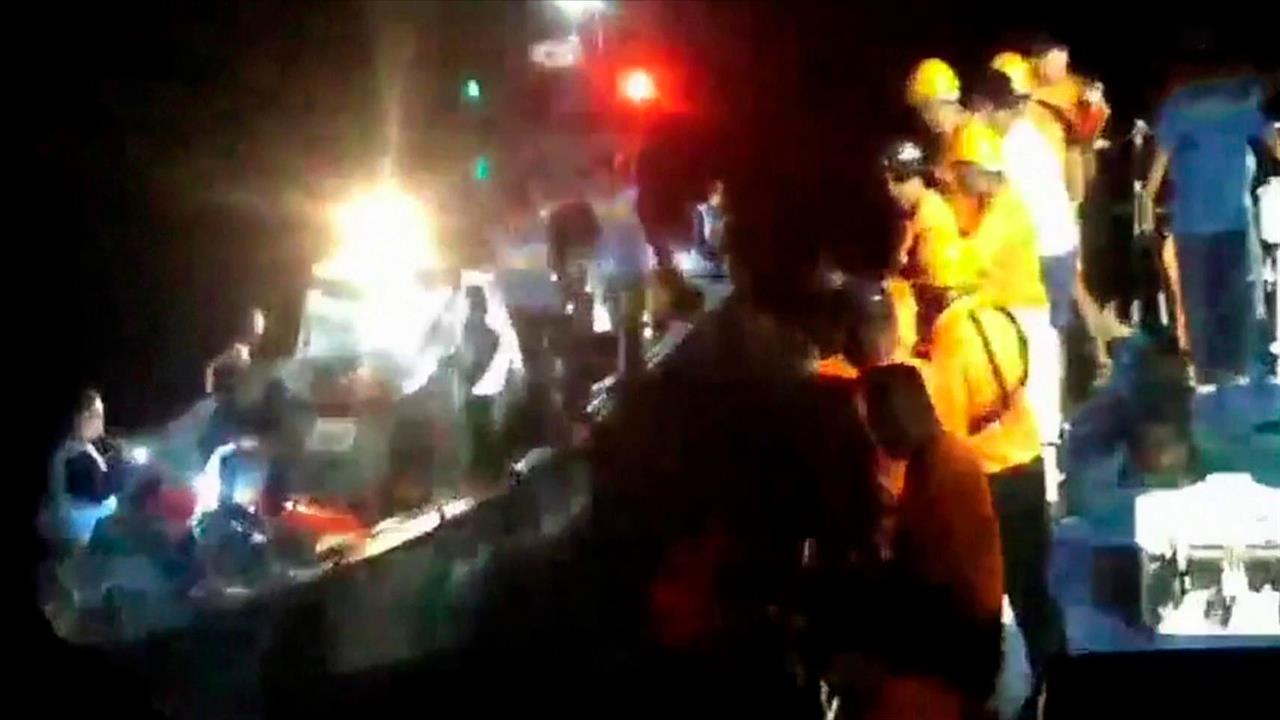 Появились кадры с места крушения парома у побережья Филиппин. смотреть онлайн