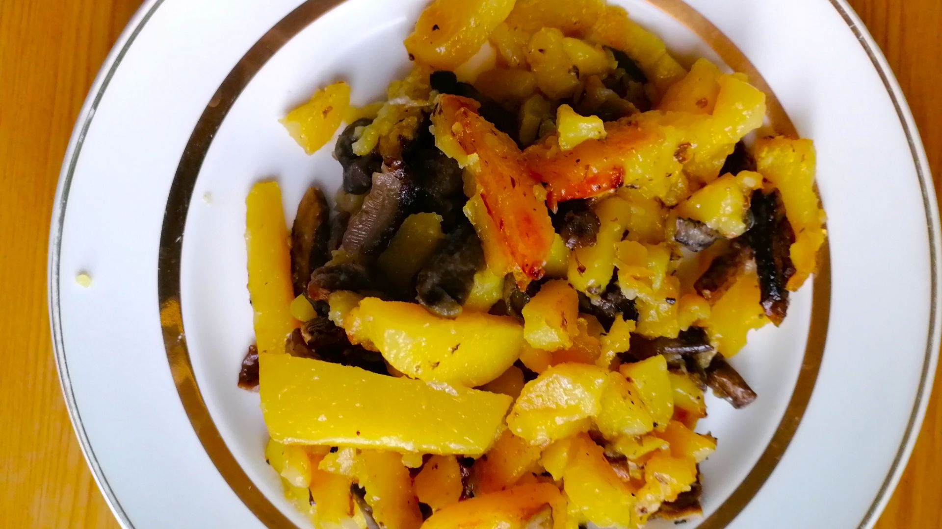 Жареный картофель с лесными грибами. Беззвучное видео смотреть онлайн