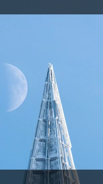 Зимний пейзаж: лазурь неба, Луна и шпиль Лахта Центра смотреть онлайн