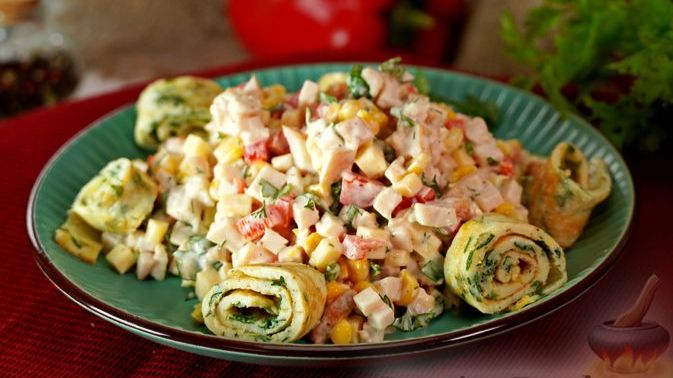 САЛАТ С КУРИЦЕЙ, СЫРОМ И ЯИЧНЫМИ БЛИНЧИКАМИ смотреть онлайн