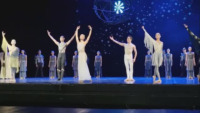 Выход артистов - участников балета "Сияющий камень" после спектакля! 24.01.2026 г. смотреть онлайн