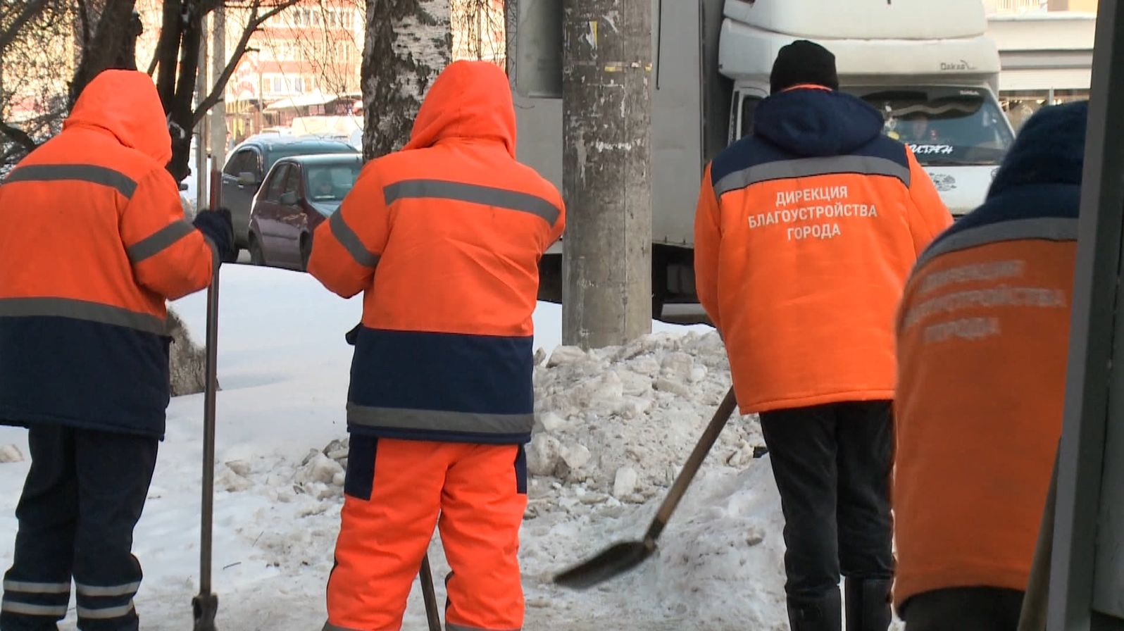 Осужденные помогают чистить город от снега смотреть онлайн