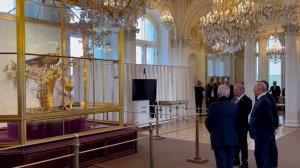 "Павлин" из Эрмитажа "запел" в неурочное время для султана Малайзии: видео