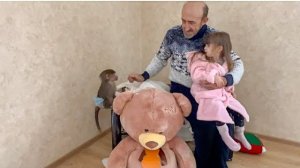 Люся не дает даже Ангелине РАСПАКОВЫВАТЬ ПОДАРКИ и не хочет ни с кем делиться!