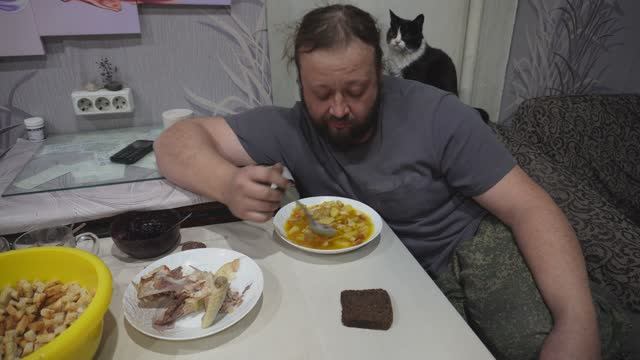 Ужинаю вкусным супом с курицей ПОДВАЛ ИЛЬИЧА смотреть онлайн