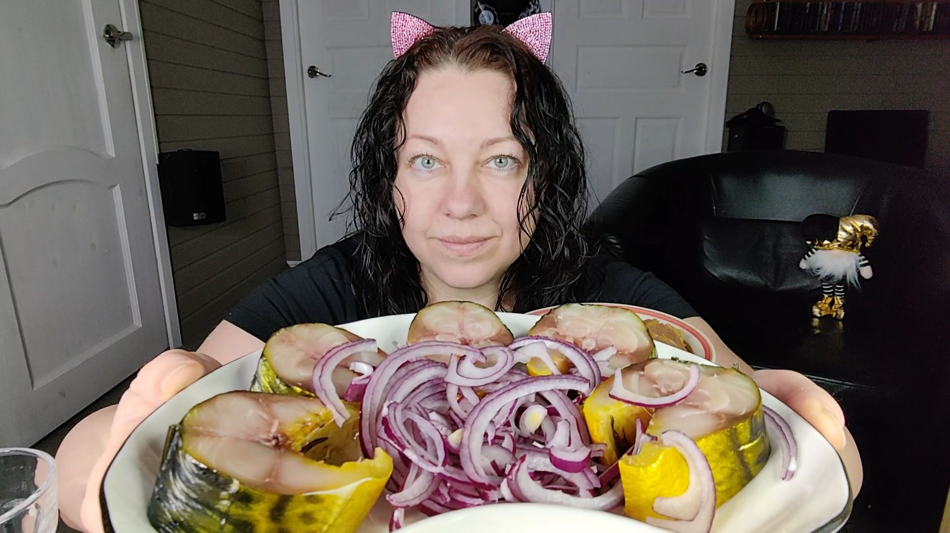 Мукбанг Скумбрия и картофанчик в мундире. Обжор-Обжорыч! смотреть онлайн