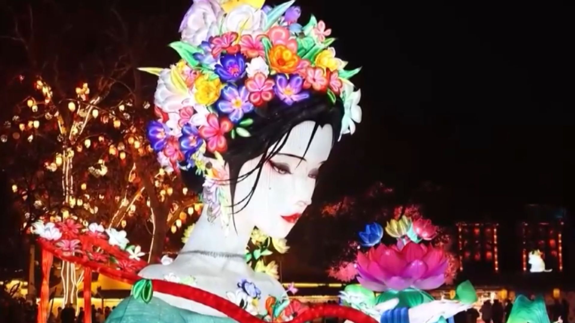 Крупнейший фестиваль фонарей стартовал в Китае смотреть онлайн